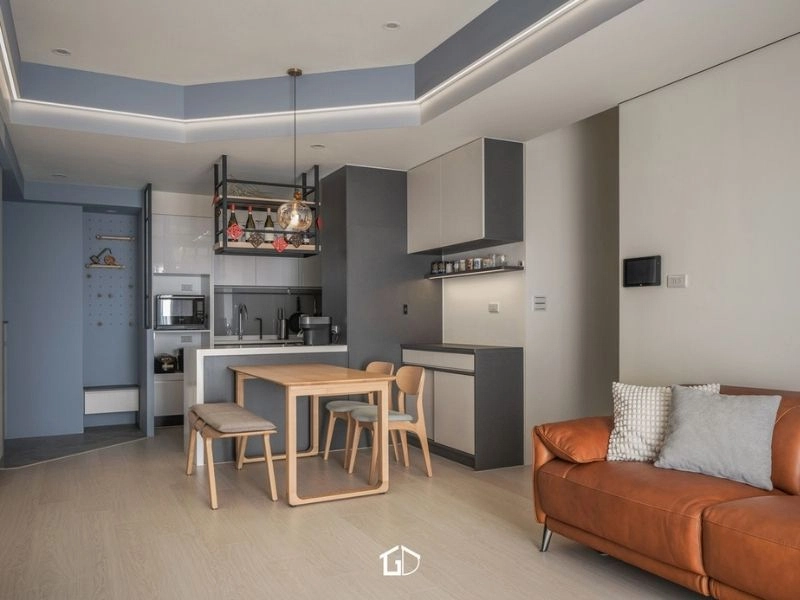 隱匿的光軸:線性照明如何重新定義空間的深度與層次? 小坪數客餐廳格局-天花板與中島吊架的線性氛圍燈規劃