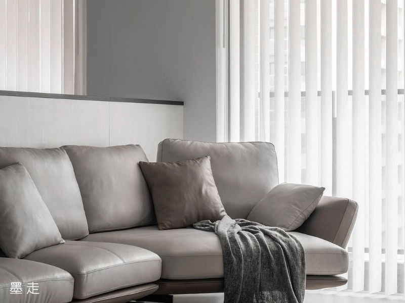 墨走作品實景-百葉窗灑落的俐落光影，展現減法設計在不確定年代所賦予生活的安定感。