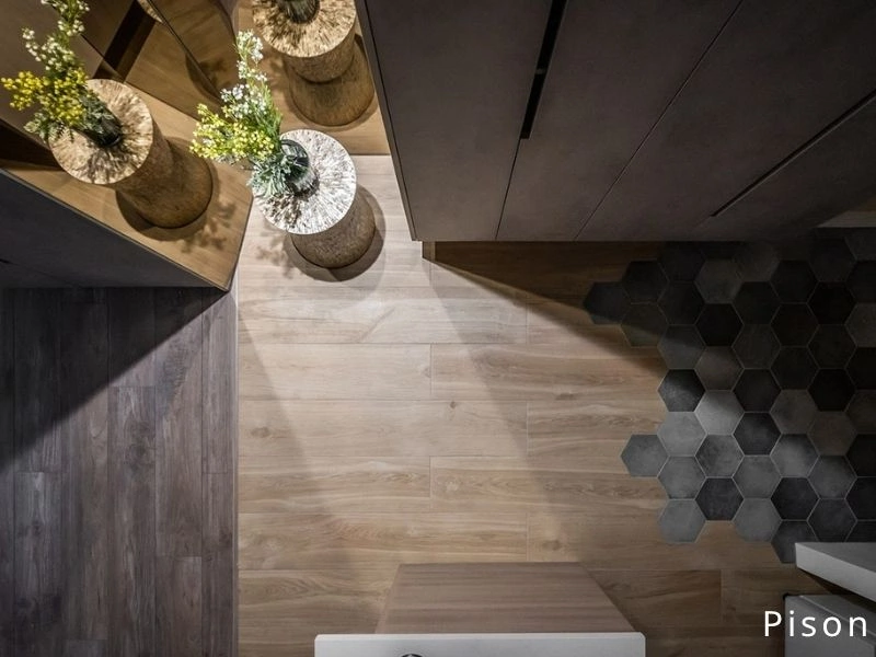 Pison 作品實景-俯瞰玄關地坪工法，透過精確的材質收邊與比例，實踐高韌性的居住價值。