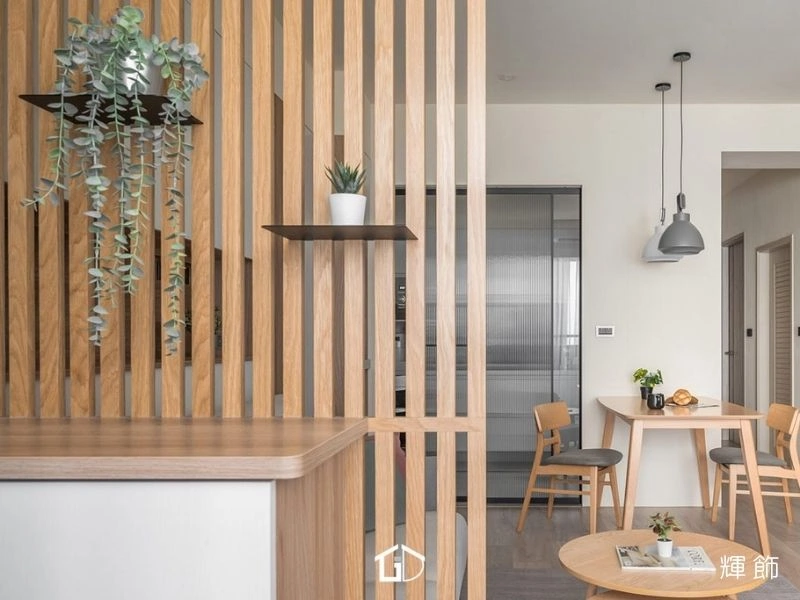 新竹室內設計案例：高挑垂直格柵屏風解決玄關穿堂煞並引導自然採光
