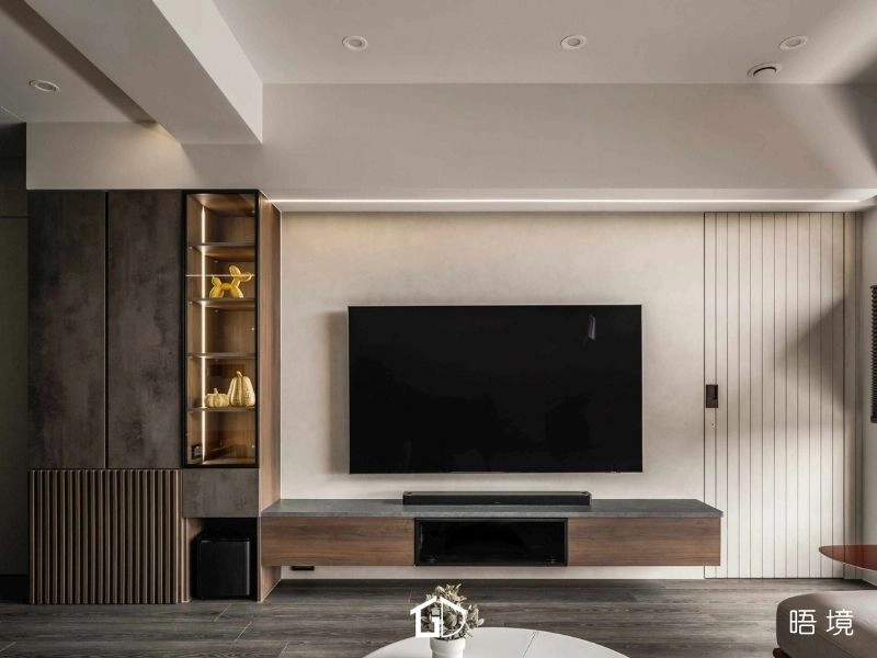 異材質拼接工法：垂直木格柵門板與地坪穩固接合，展現立面結構的完整性