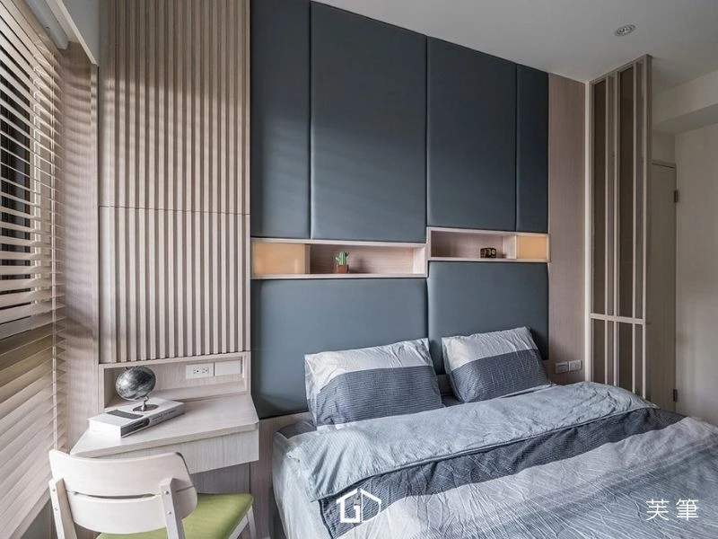 牆面美學整合：格柵線條與繃布材質拼接，透過系統板與柔軟織物的異材質碰撞建立空間質感